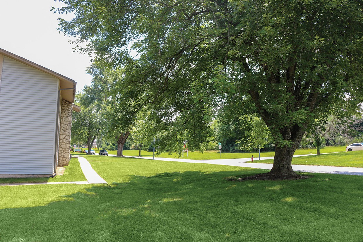 walking trails and green space at Gatehouse Apartments, Missouri, 64134
